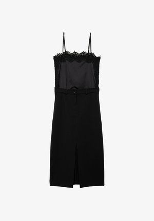 Zwarte jurk met spaghettibandjes afgezet met kant, satijnen top en een op maat gemaakte rok met een split aan de voorkant en een riem in de taille.