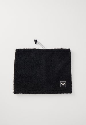 Černý fleecový nákrčník s texturovaným povrchem, stahovací šňůrkou a malou čtvercovou nášivkou s kontrastní barvou.