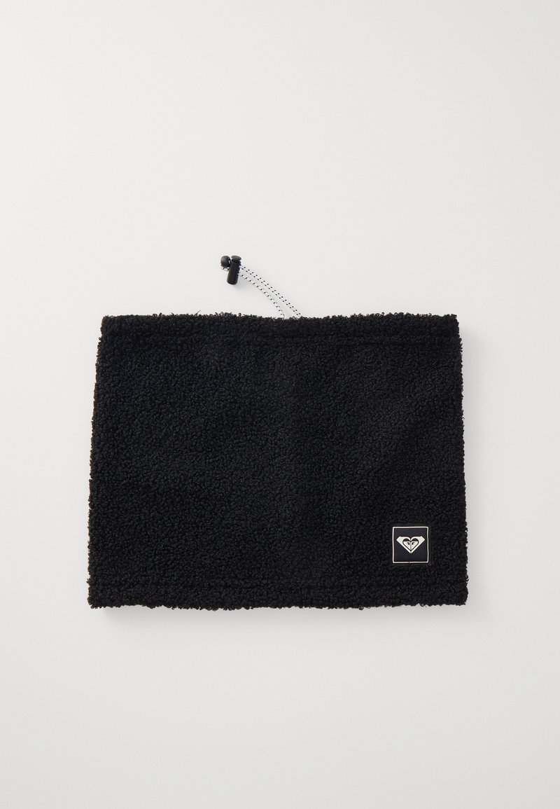 Czarna polarowa ochrona na szyję z teksturowaną powierzchnią, sznurkiem do regulacji oraz małą kwadratową łatką z logo w kontrastowym kolorze.