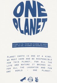 Hvitt stoff med mørkeblå tekst som viser "ÉN PLANET" i en fet, rund skrifttype. Ytterligere tekst og enkle grafiske ikoner nedenfor.