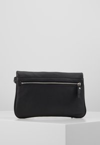 Černá kožená psaníčko s přední kapsou na zip, hladký povrch, obdélníkový tvar a minimalistický design.