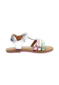 Metallisk silverfärgad sandal med flerfärgade remmar i rosa, guld och grönt. Öppen tå-design med justerbar ankelsnörning och platt sula.