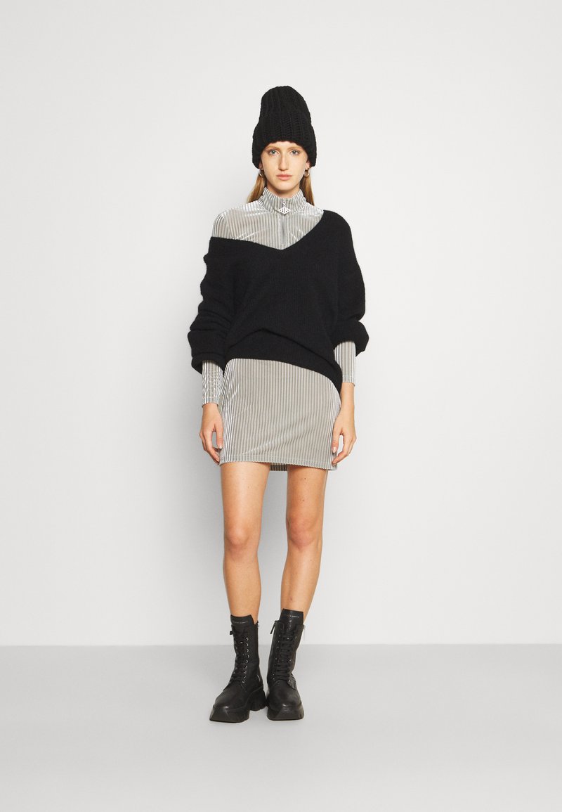 Damen Bekleidung | Han Kjøbenhavn HALF ZIP DRESS Etuikleid silver/silberfarben - MB71793 Damen Bekleidung | Han Kjøbenhavn HALF ZIP DRESS Etuikleid silver/silberfarben - MB71793