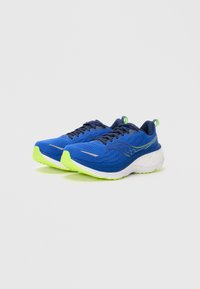 Scarpe sportive blu realizzate in rete e materiali sintetici, con un'intersuola bianca, accenti verdi vivaci e design con lacci.