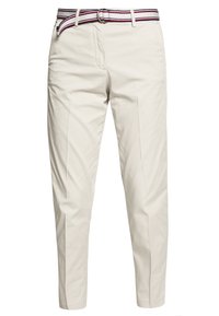 Pantaloni in cotone beige con design a gamba affusolata, caratterizzati da una cintura a righe multicolore e tasche laterali. Texture liscia con pieghe presse.