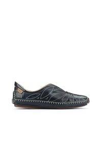 Chaussure noire en cuir à enfiler avec des motifs en forme de feuille découpés, des coutures contrastantes et un profil bas. Surface texturée avec une finition lisse.