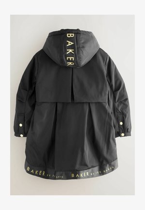 Juodas vandeniui atsparus džemperis su kapišonu, kuris turi auksinį "BAKER" logotipą nugaros dalyje, spaudžiamus mygtukus ant rankovių ir klostuotą detalę nugaros pusėje.