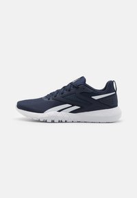 Baskets de sport bleu marine avec une tige en mesh texturé, semelle en caoutchouc blanche et accents blancs contrastants. Design à lacets avec une languette à l'arrière.
