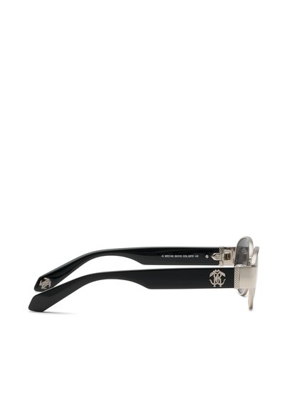 Lunettes de soleil noires avec des branches épaisses, monture avant en métal argenté et un petit logo décoratif argenté près des charnières sur chaque branche.