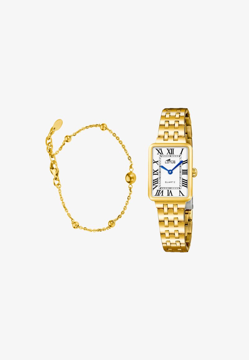 Pulsera de tono dorado con pequeñas cuentas redondas y cadena ajustable junto a un reloj de pulsera rectangular de tono dorado con números romanos y agujas azules.