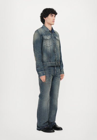 Denim-jakk ja teksad, keskmise värvusega, klassikaline lõige. Jakk sisaldab kahte rinna-taskut, nuppe sulgemiseks ja peeneid õmblusdetailide.