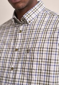 Kariertes Kurzarmhemd in Weiß, Grün und Blau. Verfügt über einen kentkragen, Knopfverschluss und eine linke Brusttasche mit Logo-Stickerei.