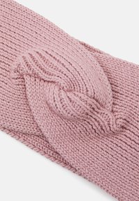 Gebreide roze haarband met een gestructureerd ontwerp en een knoopdetail aan de voorkant, gemaakt van zacht, dik garen.