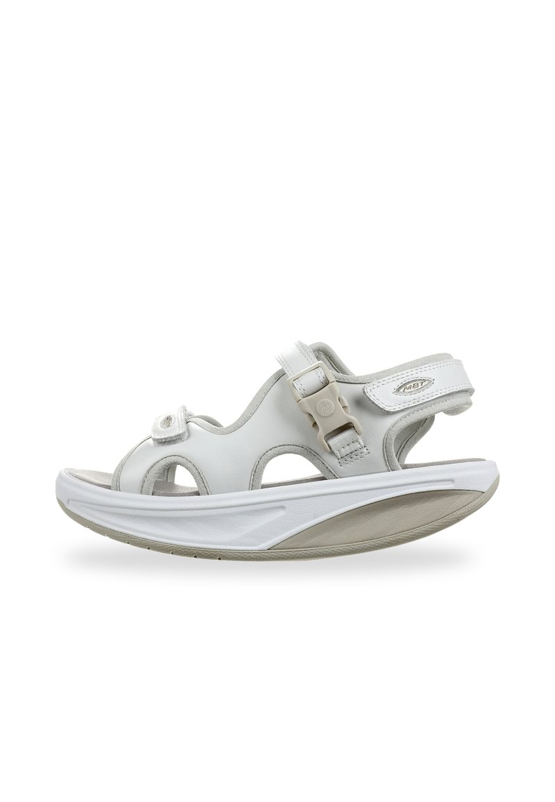 Sandalia blanca con correa ajustable, material texturizado, diseño de punta abierta y una suela gruesa y acolchada con un sutil acento gris.