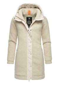 Beige flīsa mētelis ar quiltētu iekšējo oderi, regulējamu kapuci, priekšējo pogu aizdari, sānu kabatām un oranžu akcentu tagu.