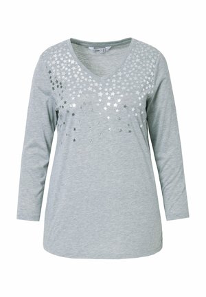 T-shirt gris à manches longues avec un col en V, présentant un design d'embellissements d'étoiles argentées disposées en motif dégradé sur le devant.
