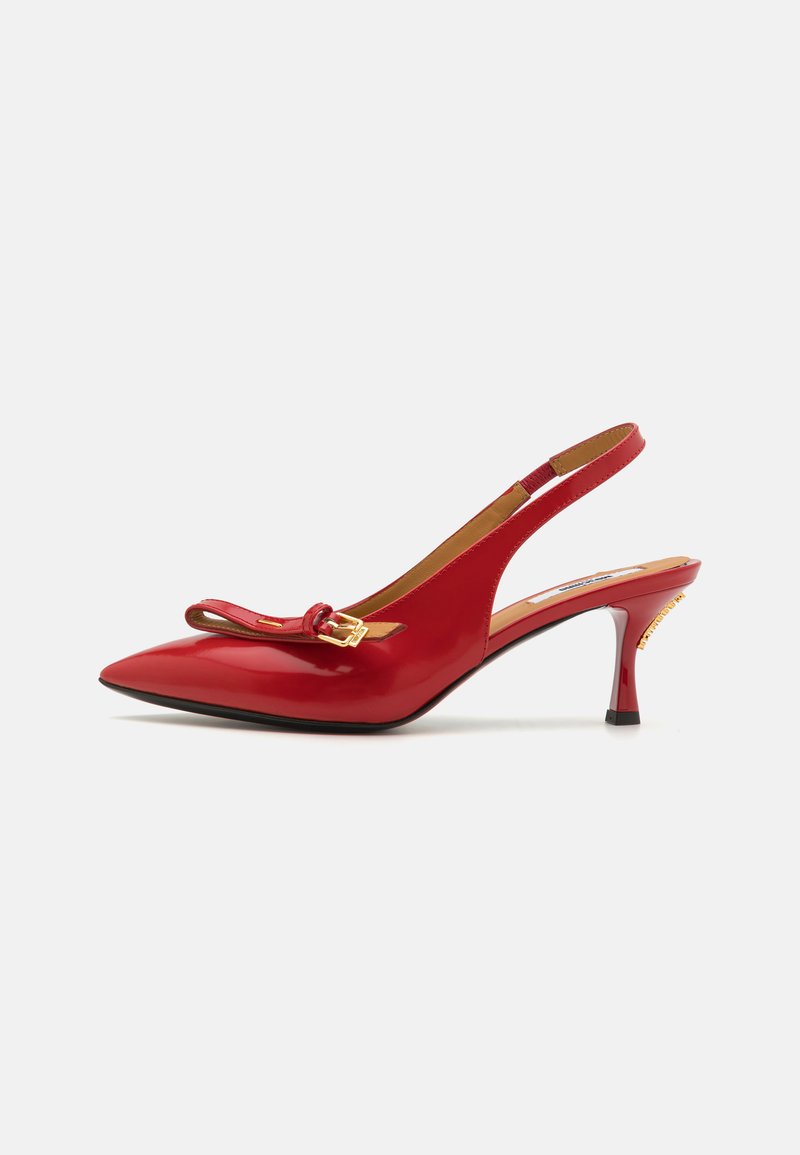 Punane läikivast nahast slingback king, terava ninaga, väikese kandiga ja esiosas dekoratiivse sõlme detailiga. Kuldne riistvara accent.