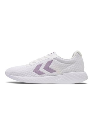 Baskets de sport blanches avec dessus en mesh et deux logos chevrons violets sur le côté, dotées d'une semelle amortissante et d'un design à lacets.