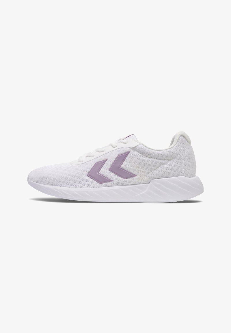 Baskets de sport blanches avec dessus en mesh et deux logos chevrons violets sur le côté, dotées d'une semelle amortissante et d'un design à lacets.