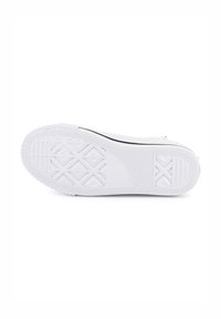 Semelle de sneaker en caoutchouc blanc avec un motif de traction texturé, présentant une construction plate et un accent noir le long du bord.