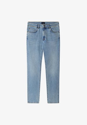 Ljust blå raka jeans i denim med fem fickor, knappstängning och synlig sömnad på vit bakgrund.
