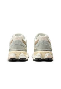 Κρεμ και γκρι αθλητικά παπούτσια με μείγμα σουέντ και διχτυωτών υλικών, μαλακή σόλα και ασημί λεπτομέρεια στη φτέρνα.