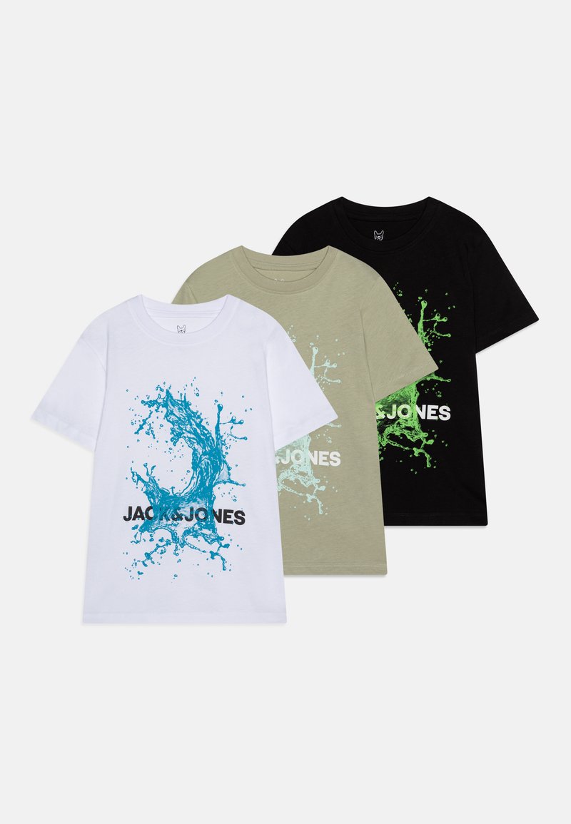 Drei T-Shirts in Weiß, Olivgrün und Schwarz. Jedes besitzt ein Spritzgrafik in Blau oder Grün und den Text "JACK & JONES" in fetten Buchstaben.