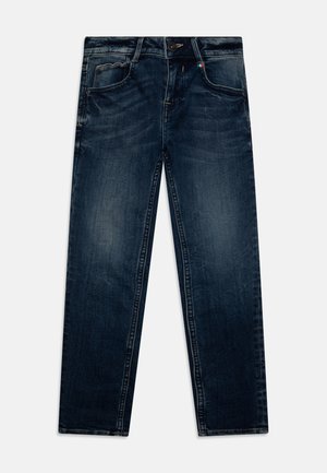 Jean droit en denim bleu foncé avec poches avant, fermeture à boutons et légère décoloration au niveau des cuisses, présenté à plat sur fond blanc.