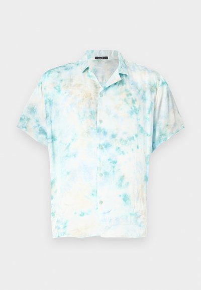 Kortærmet skjorte med knaplukning i lys blå, hvid og beige tie-dye mønster. Fremstillet af letvægtsstof med en afslappet pasform og spidse krave.