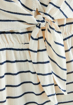 Gestreifter Stoff mit einem cremefarbenen Hintergrund und marineblauen Horizontalstreifen. Verfügt über ein gebundenes Knotendetail an der Taille und eine strukturierte Oberfläche.