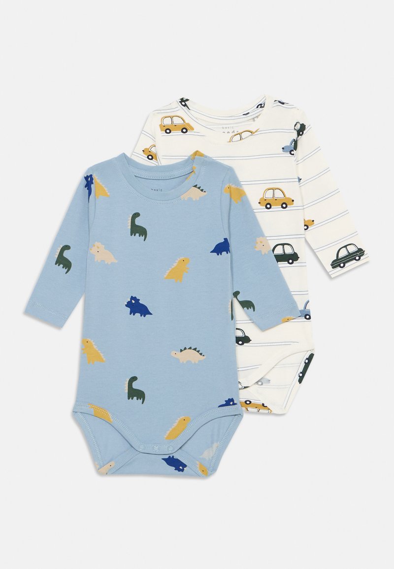 To langermonterte bodysuits: en lys blå med fargerike dinosaurtrykk, den andre hvit med bil- og striper mønstre. Mykt bomullsmateriale.