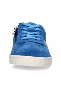 Sneaker blu in suede con suola in gomma bianca, caratterizzata da una cerniera sul lato, lacci blu e una texture liscia sulla parte superiore.