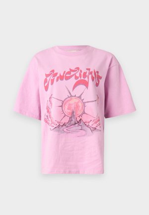 Vaaleanpunainen puuvillapaita, jossa on graafinen kuvasto auringosta ja vuorista, ja tyylitelty teksti ylhäällä. Lyhyet hihat ja rento malli.