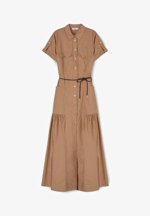 Jasnobrązowa, midi sukienka koszulowa z krótkim rękawem, zapinana na guziki z przodu, z kieszeniami na piersi i po bokach oraz cienkim plecionym paskiem wiązanym w talii.