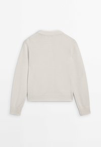 Pull à manches longues de couleur crème avec poignets, ourlet et col côtelés, vu de dos sur un fond blanc.