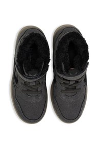 Schwarze High-Top-Sneaker mit einem strukturierten Obermaterial aus Stoff, Innenfutter aus Kunstfell und grauer Gummisohle. Sie verfügen über Schnürsenkel und einen gepolsterten Kragen für zusätzlichen Komfort.