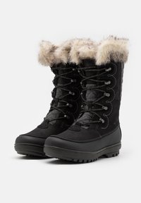 Botas de invierno negras con un puño de piel sintética, parte superior de ante y fieltro, suela de goma y cierre frontal con cordones. Diseño multitético para aislamiento.