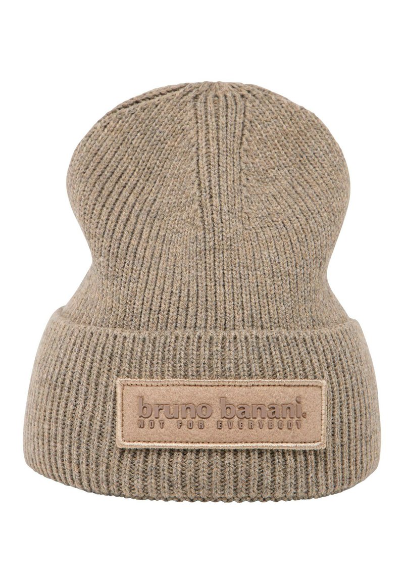 Beige strikket beanie-hat med ribbet tekstur, med et rektangulært lædermærke med præget tekst på fronten.