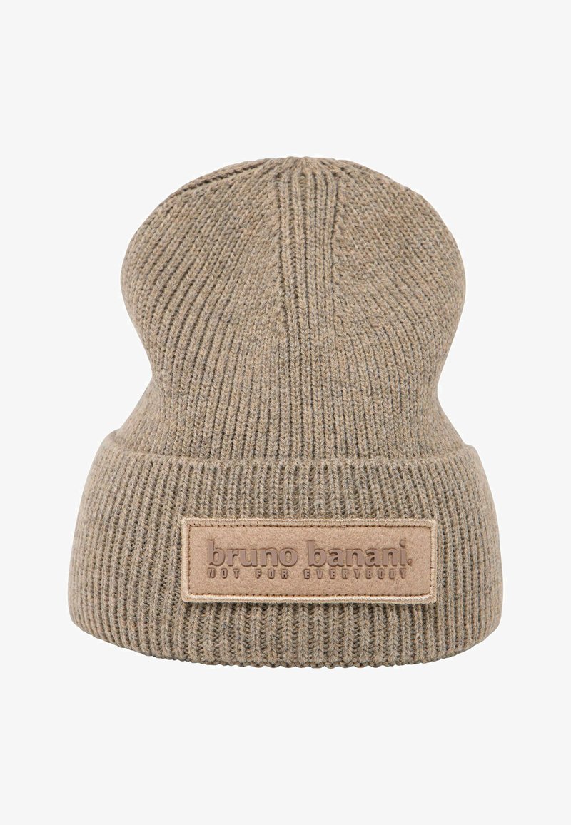 Beige strikket beanie-hat med ribbet tekstur, med et rektangulært lædermærke med præget tekst på fronten.