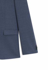 Blazer blu navy realizzato in tessuto testurizzato, con una tasca sul petto e dettagli con polsino a tre bottoni per un tocco su misura.