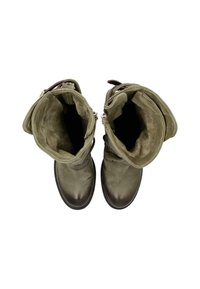 Vihreän oliivin väriset nahkasaappaat, joissa on pehmeä mokka sisäosa. Käännetty yläosa, sivuvetoketju ja pyöristetty kärki. Tummanruskeat yksityiskohdat kengän pohjassa.