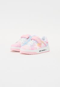 Rosa og blå sneakers med stjernedesign, borrelåsstropp og hvite detaljer. Har en teksturert overdel og "LOVE ROCKS"-detalj på siden.
