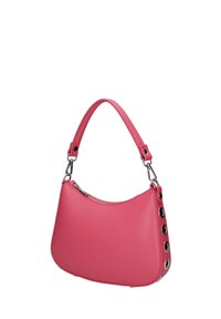 Roze leren handtas met een gebogen vorm, ritsluiting en één hengsel. Voorzien van zilverkleurige accessoires en oogjes aan één kant.