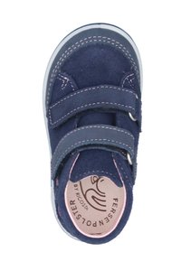 Marineblaue Wildlederschuh mit pinken Akzenten, zwei Klettverschlüssen, gepolstertem Innenfutter, rundem Zehenbereich und kontrastierender weißer Sohle.