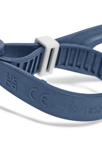 Correa de goma azul marino con textura estriada, que presenta una hebilla de plástico blanco y marcas de certificación en relieve.