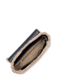 Borsa in pelle nera con un morbido rivestimento beige. Presenta una chiusura con zip e un design liscio e strutturato. L'interno è dotato di scomparti per l'organizzazione.
