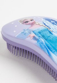 Paarse plastic haarborstel met een bedrukt ontwerp van een personage in blauwe kleding, met fijne tanden en sterpatronen op het oppervlak.