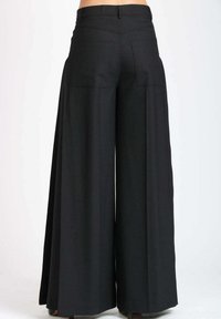 Pantaloni neri a gamba larga realizzati in tessuto morbido, con vita alta, due tasche posteriori e una vestibilità rilassata che cade con eleganza.