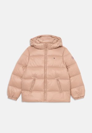 Světle béžová péřová bunda s kapucí, zipovým zapínáním a dvěma předními kapsami. Má prošívaný design a elastické manžety pro teplo.