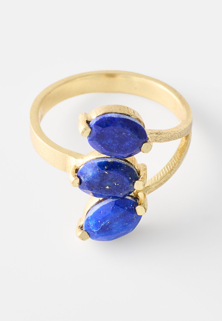 Goldfarbener Ring mit drei ovalen lapis lazuli Steinen, der ein strukturiertes Band und eine glatte Steinoberfläche zeigt.